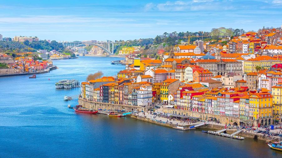 Maisons colorées de la Ribeira au bord du Douro, à Porto
